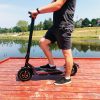 E-scooter elektromos roller, összecsukható, rugós felfüggesztéssel és tárcsafékkel felszerelt felnőtt roller, fekete